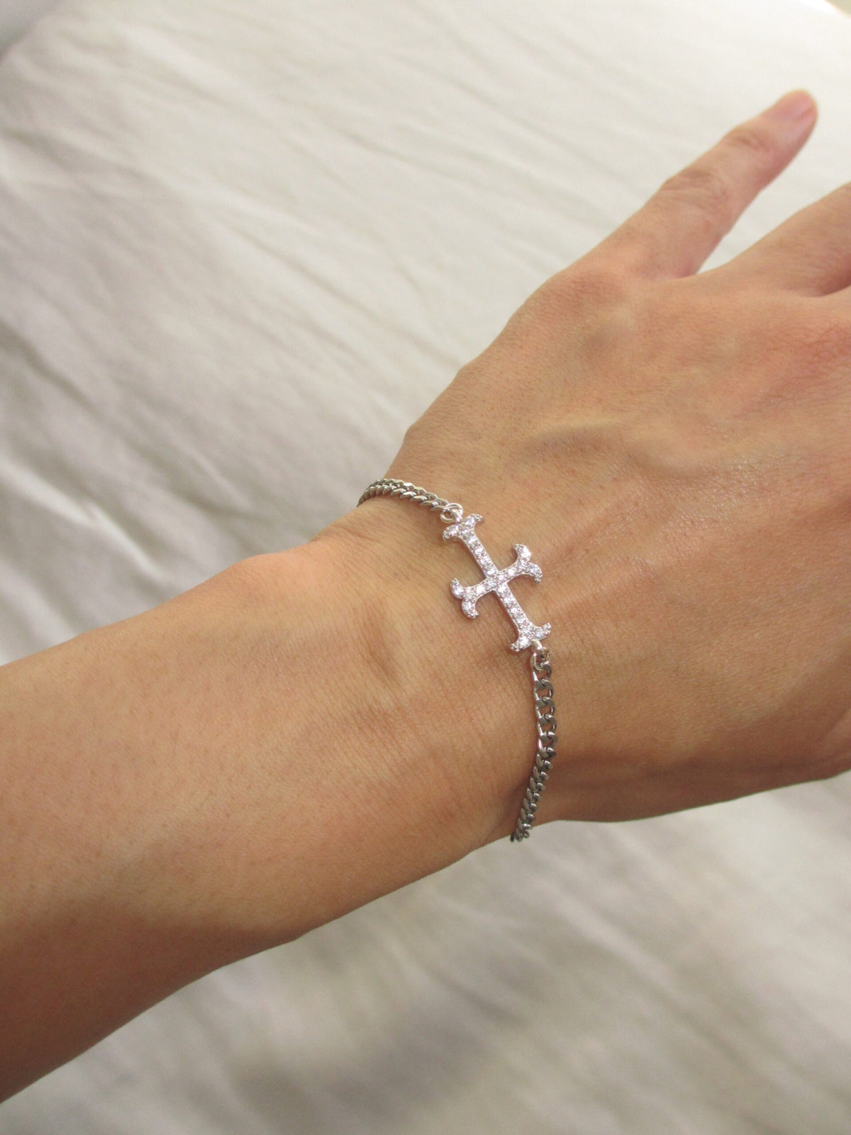 THE ADAMAS CROSS CHAIN BRACELET