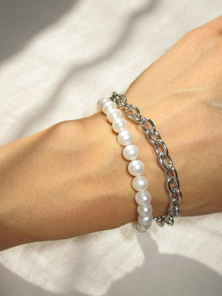 THE FRESHWATER PEARL ROLO CHAIN BRACELET